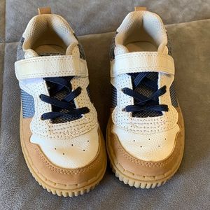Boys toddler Sneakers size 11.